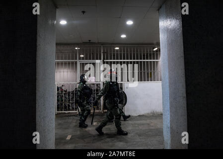 Polizisten Spaziergang um den Umfang eines Einkaufszentrum nach mehreren Verhaftungen bei Zusammenstößen. Pro-demokratischen Demonstranten an verschiedenen Bezirken in Hongkong zur Unterstützung der anti-Auslieferung Bewegung. Große Menschenmassen versuchten an mehreren Einkaufszentren, wo Sie sich mit schweren Polizei konfrontiert sind, zu sammeln. Die Demonstranten ihre 5 Anforderungen an trotz der Weigerung der Regierung weiter zu verhandeln. Stockfoto