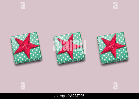 Muster rot Geschenkbox mit dekorativen Sterne auf rosa Hintergrund, oben flach. Urlaub Konzept Silvester oder Weihnachten Geschenk geschenke weihnachten urlaub Stockfoto