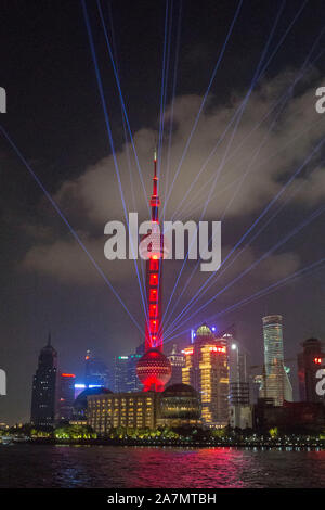 Nacht Blick auf das Finanzviertel Lujiazui mit den Oriental Pearl TV Tower und Wolkenkratzer und Hochhäuser in Pudong, Shanghai, China Stockfoto