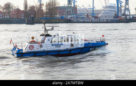 Hamburg, Deutschland - 30 November, 2018: Blue White port Polizeiboot WS 35 auf der Elbe am Tag geht Stockfoto