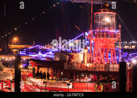 Hamburg, Deutschland - 29 November 2018: Nachtansicht der Hamburger City, Touristen sind auf hell beleuchteten Schiffe und schwimmende Restaurants in alten Po günstig Stockfoto