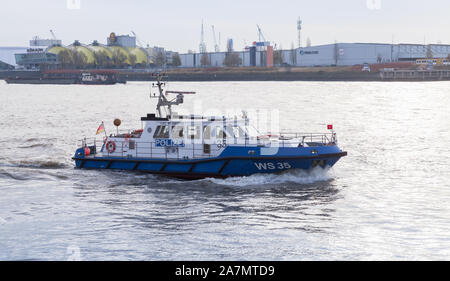 Hamburg, Deutschland - 30. November 2018: Hafenpolizei Boot WS 35 auf der Elbe geht Stockfoto