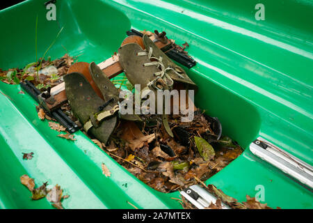 Altmodische Holz- rudern Fuß Bahre oder verstellbare Fußstützen in verlassenen racing Boot. Stockfoto