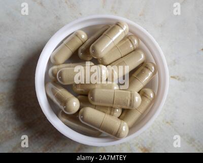 Das Foto zeigt die Medikamente, ovale, Kapseln, der Arzt verordnet Tabletten aus Krankheit, Pille Kaufen in den Apotheken mit einem Rezept. Kapseln bestehend Stockfoto
