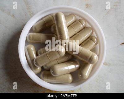 Das Foto zeigt die Medikamente, ovale, Kapseln, der Arzt verordnet Tabletten aus Krankheit, Pille Kaufen in den Apotheken mit einem Rezept. Kapseln bestehend Stockfoto