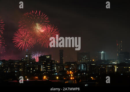 Liverpool, Großbritannien. 3. November 2019. Feuerwerk aus Lastkähne auf dem Fluss Mersey Waterfront von Liverpool leuchten Gebäude im Rahmen einer 9 Tag Fluss des Lichts Festival in Brand gesetzt. Credit: Ken Biggs/Alamy Leben Nachrichten. Stockfoto