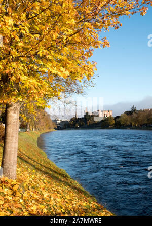 Blick auf die Burg von Inverness aus am Ufer des Flusses Ness, Inverness, Schottland. Stockfoto