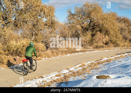 Winter pendeln auf einem Bike Trail - Poudre River Trail im Norden von Colorado Stockfoto