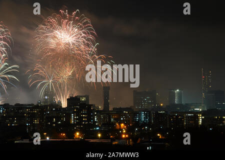 Liverpool, Großbritannien. 3. November 2019. Feuerwerk aus Lastkähne auf dem Fluss Mersey Waterfront von Liverpool leuchten Gebäude im Rahmen einer 9 Tag Fluss des Lichts Festival in Brand gesetzt. Credit: Ken Biggs/Alamy Leben Nachrichten. Stockfoto