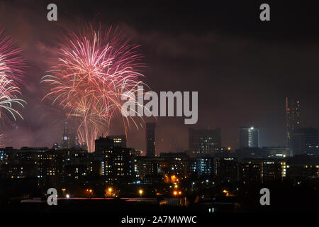 Liverpool, Großbritannien. 3. November 2019. Feuerwerk aus Lastkähne auf dem Fluss Mersey Waterfront von Liverpool leuchten Gebäude im Rahmen einer 9 Tag Fluss des Lichts Festival in Brand gesetzt. Credit: Ken Biggs/Alamy Leben Nachrichten. Stockfoto