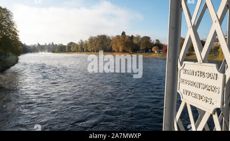 Der Ness suspension Brücke Brücke überspannt den Fluss Ness, Inverness, Schottland. Stockfoto