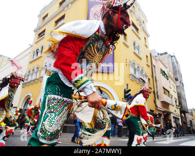 Eine maskierte Volkstänzer tragen typische Kostüm an der Prozession und Parade teilnehmenden für Jude der Apostel (Hl. Judas Thaddäus) in der Innenstadt von Lima. Stockfoto