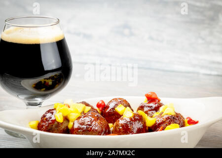 Aperitif in einem phantastischen, Festplatte und ein dunkles Bier Stockfoto
