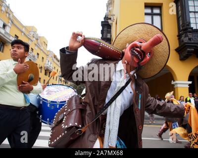 Eine maskierte Volkstänzer tragen typische Kostüm an der Prozession und Parade teilnehmenden für Jude der Apostel (Hl. Judas Thaddäus) in der Innenstadt von Lima. Stockfoto