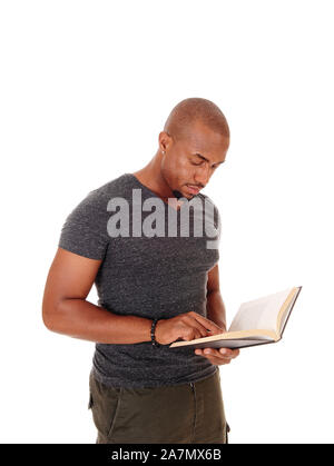Ein hübscher Junge afrikanische amerikanische Mann im Studio isoliert für weissen Hintergrund sein Buch lesen und schauen ernst Stockfoto