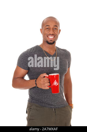 Ein hübscher junger afrikanischer amerikanischer Mann lächelnd im Studio für weissen Hintergrund mit roten Kaffee cap isoliert Stockfoto