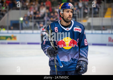 München, Deutschland. 03 Nov, 2019. Eishockey: DEL, EHC Red Bull München - Pinguine Bremerhaven, Hauptrunde, 17. Spieltag in der olympischen Eisstadion. Daryl Boyle von Red Bull München mit einem gebrochenen bat. Credit: Lino Mirgeler/dpa/Alamy leben Nachrichten Stockfoto