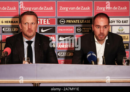 Utrecht, Niederlande. 03 Nov, 2019. UTRECHT, 03-11-2019, Saison 2019/2020, FC Utrecht Eredivisie Trainer/Coach John van den Brom, Fortuna Sittard Trainer/Coach Sjors Ultee während des Spiels Utrecht - Fortuna Sittard Credit: Pro Schüsse/Alamy leben Nachrichten Stockfoto