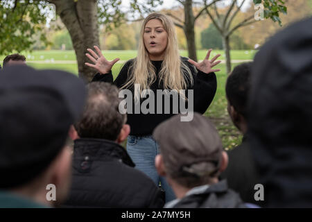 London, Großbritannien. 3. November 2019. Eine junge amerikanische weibliche Lautsprecher gibt einen kurzen Vortrag. Die Predigt, die Debatten und Predigten an der Speakers' Corner, das öffentliche Sprechen nord-östlichen Ecke des Hyde Park. Credit: Guy Corbishley/Alamy leben Nachrichten Stockfoto