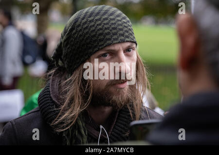 London, Großbritannien. 3. November 2019. Die Predigt, die Debatten und Predigten an der Speakers' Corner, das öffentliche Sprechen nord-östlichen Ecke des Hyde Park. Credit: Guy Corbishley/Alamy leben Nachrichten Stockfoto