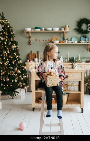 Der Weihnachtsmann und das kleine Mädchen zu Weihnachten