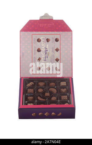 Eine geöffnete Verpackung voll von Cadbury's Schokolade auf MilkTray isoliert weißer Hintergrund Stockfoto