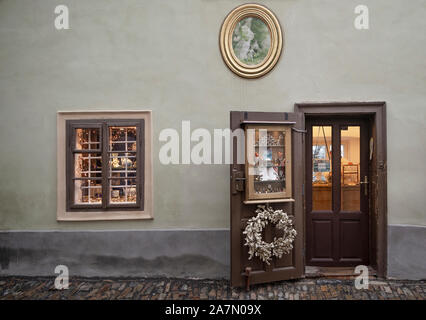 Alte Store auf goldene Straße in Prag während der Weihnachtszeit, Tschechische Republik Stockfoto