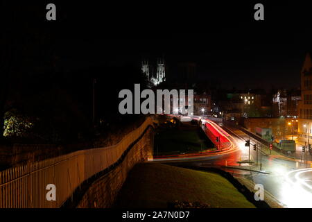 York Minster gesehen von York Stadtmauer auf der Station Road Stockfoto