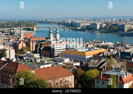 Blick vom Schloss in der Nähe von Buda Hill über Dächer und über die Donau und die Margareteninsel Stockfoto