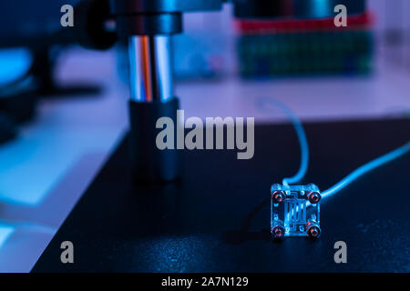 Orgel-on-a-Chip (OOC) - Mikrofluidischen chip Gerät simuliert, dass biologische Organe, ist eine Art von künstlichen Organ. Prototyp des Design Lab-on-a-Chip Stockfoto