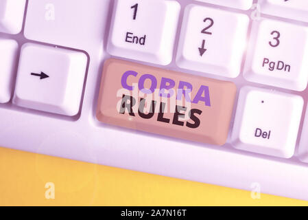Wort schreiben Text Cobra Regeln. Nach einem job Verlust Weiß pc-Tastatur mit leeren Hinweis Foto präsentiert die Gruppe Krankenversicherung Stockfoto