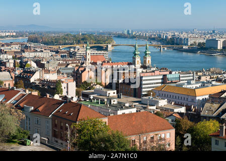 Blick vom Schloss in der Nähe von Buda Hill über Dächer und über die Donau und die Margareteninsel Stockfoto