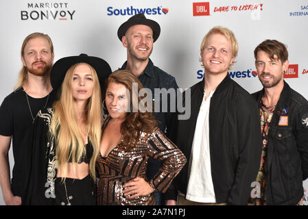 Napa, Kalifornien, USA. 02 Nov, 2019. Delta Rae - Ian Holljes, Bretagne Holljes, Elizabeth Hopkins, Mike McKee, Eric Holljes und Grant Emerson pose Backstage während der 2019 Live im Weinberg an der Uptown Theater am 02 November, 2019 in Napa, Kalifornien. Foto: imageSPACE/MediaPunch Credit: MediaPunch Inc/Alamy leben Nachrichten Stockfoto