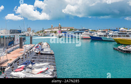 Jet Ski und Yachten im Bermuda Dockyard Stockfoto