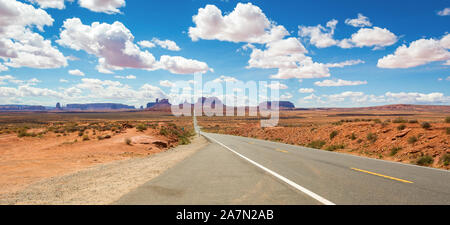 Malerische Straße Route 163 zum Monument Valley Nationalpark (Arizona, Utah, United States) Stockfoto