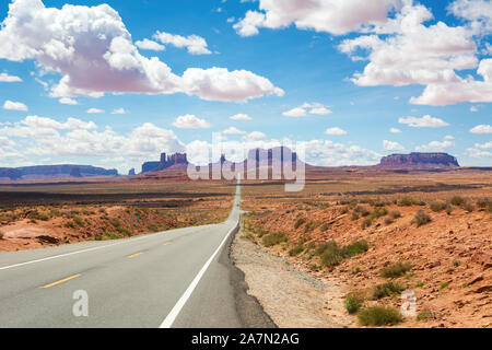 Malerische Straße Route 163 zum Monument Valley Nationalpark (Arizona, Utah, United States) Stockfoto