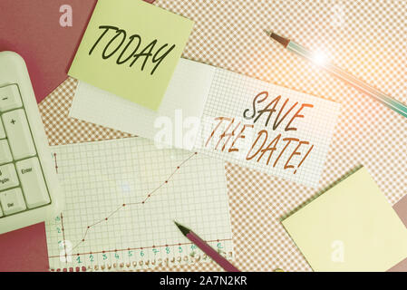 Schreiben Hinweis angezeigt Datum speichern. Business Konzept für finden die genannten Zukunft Hochzeit Datum auf ihrem Kalender schreiben Ausrüstungen und der Computer in den S Stockfoto