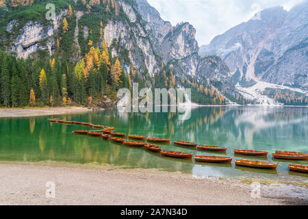 Nebliger Herbst morgen am See Prags, Provinz Bozen, Trentino Alto Adige, Italien. Stockfoto