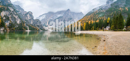 Nebliger Herbst morgen am See Prags, Provinz Bozen, Trentino Alto Adige, Italien. Stockfoto