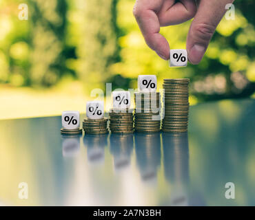 Prozentsatz Zeichen auf steigenden hohen Stapel von Münzen. Stockfoto