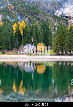 Nebliger Herbst morgen am See Prags, Provinz Bozen, Trentino Alto Adige, Italien. Stockfoto