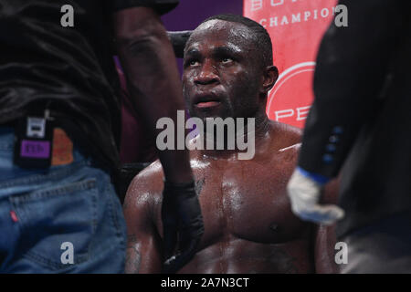 Oxon Hill, Maryland, USA. 3. November, 2019. WALE OMOTOSO aus Nigeria in Aktion während des Super Welterweight bout bei MGM National Harbor in Oxon Hill, Maryland statt. Credit: Amy Sanderson/ZUMA Draht/Alamy leben Nachrichten Stockfoto