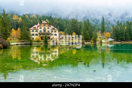 Nebliger Herbst morgen am See Toblach, Provinz Bozen, Trentino Alto Adige, Italien. Stockfoto