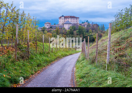 Malerische Aussicht auf Schloss Thun, Val di Non, Provinz Trento, Trentino-Südtirol, Italien. Stockfoto