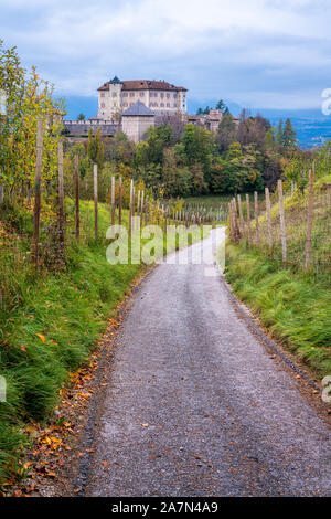 Malerische Aussicht auf Schloss Thun, Val di Non, Provinz Trento, Trentino-Südtirol, Italien. Stockfoto