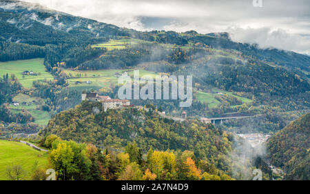 Panoramablick herbst Ansicht mit Kloster Säben in Klausen, Provinz Bozen, Trentino Alto Adige, Italien. Stockfoto