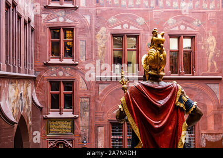 Innenhof des Basler Rathaus Rathaus. Rote Fassade Gebäude mit Fresken und der Rückseite von Lucius Munatius Plancus Statue. Die Schweiz. Stockfoto