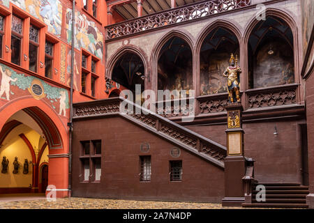 Innenhof des Basler Rathaus, das Rathaus, die mit Fresken und Lucius Munatius Plancus Statue. Gotische Architektur. Stockfoto