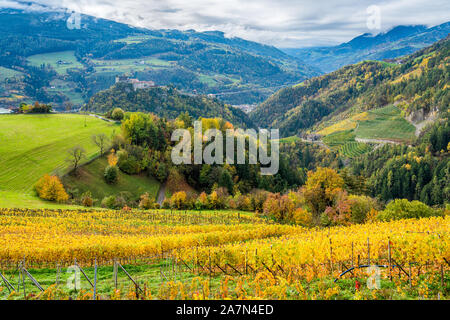 Panoramablick herbst Ansicht mit Kloster Säben in Klausen, Provinz Bozen, Trentino Alto Adige, Italien. Stockfoto