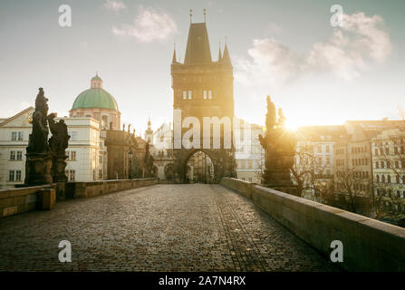 Sonnenaufgang auf der Karlsbrücke in Prag, Tschechische Republik Stockfoto